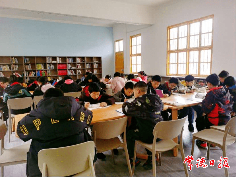 【优化营商环境进行时】校友洒书香 温暖山里娃_书籍_阅览室_书柜