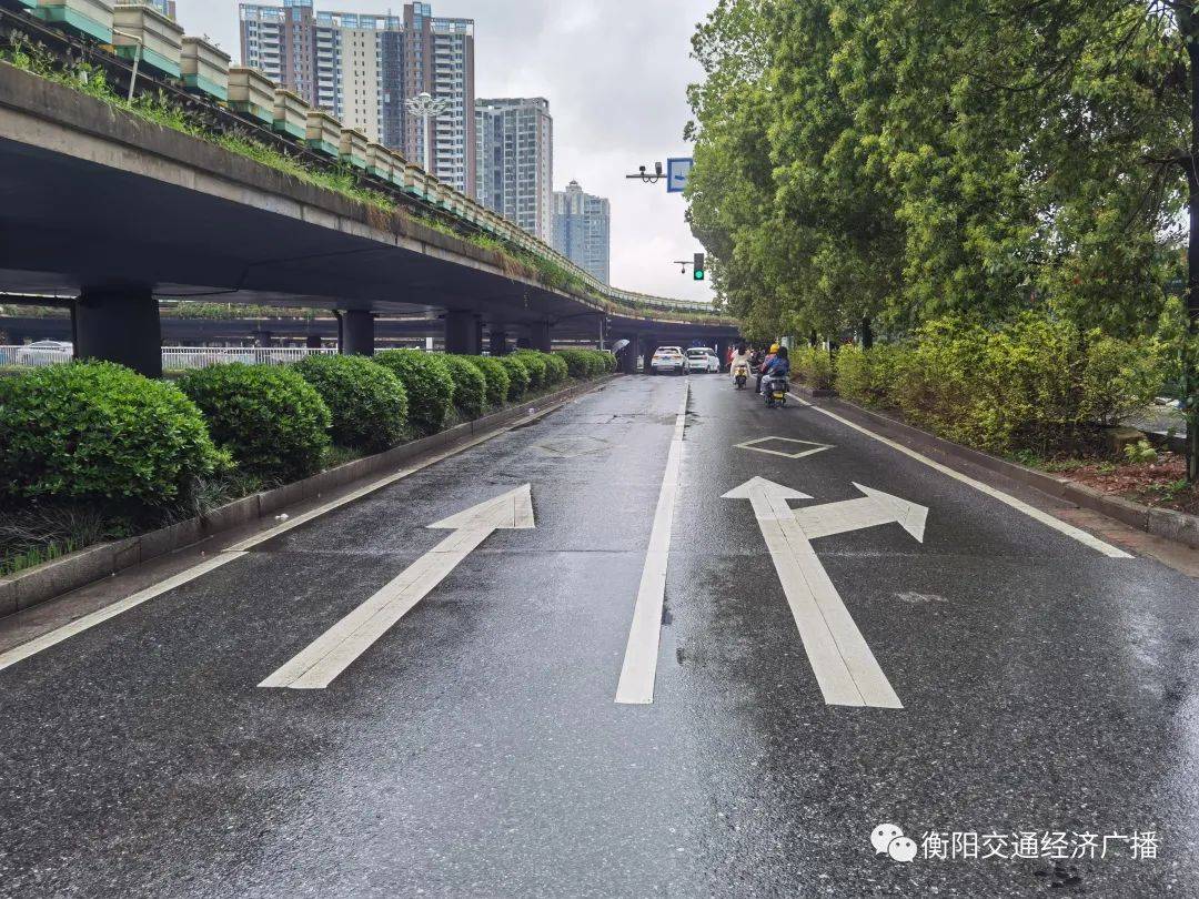 衡阳解放路立交桥二层通行方式再调整_车道_刘飞亚_车辆通行