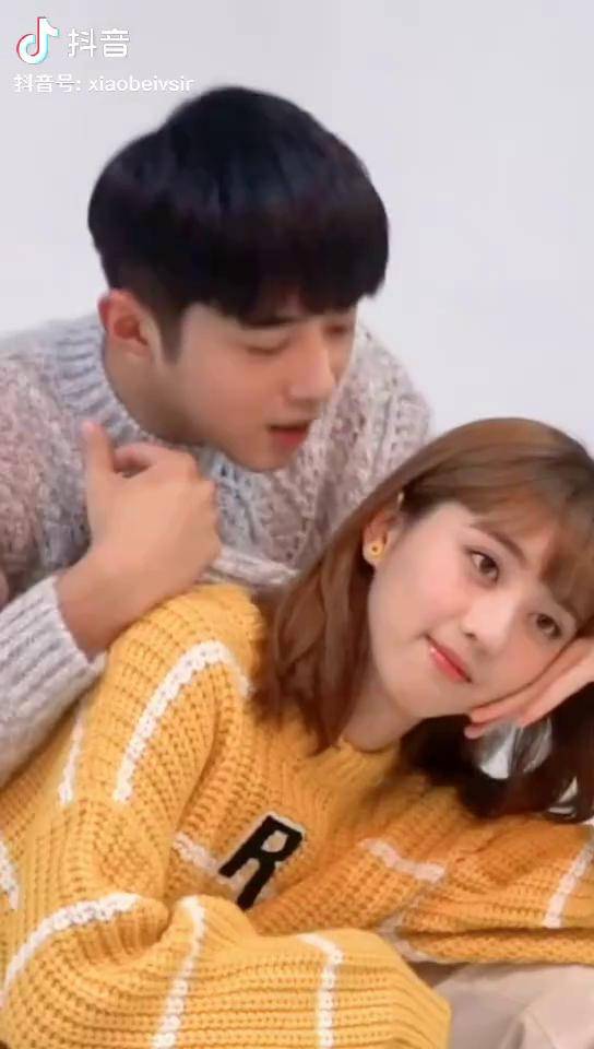 李凯馨梁靖康拍宣传照,导演要两人亲密互动,本来很正常的,最后谁也没