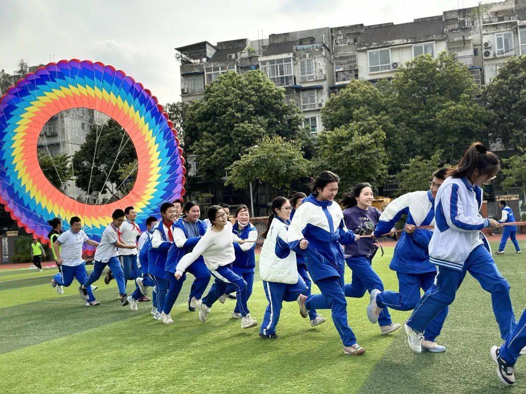风飞你我梦想 筝舞七万云端——成都七中万达学校举行第二届风筝文化