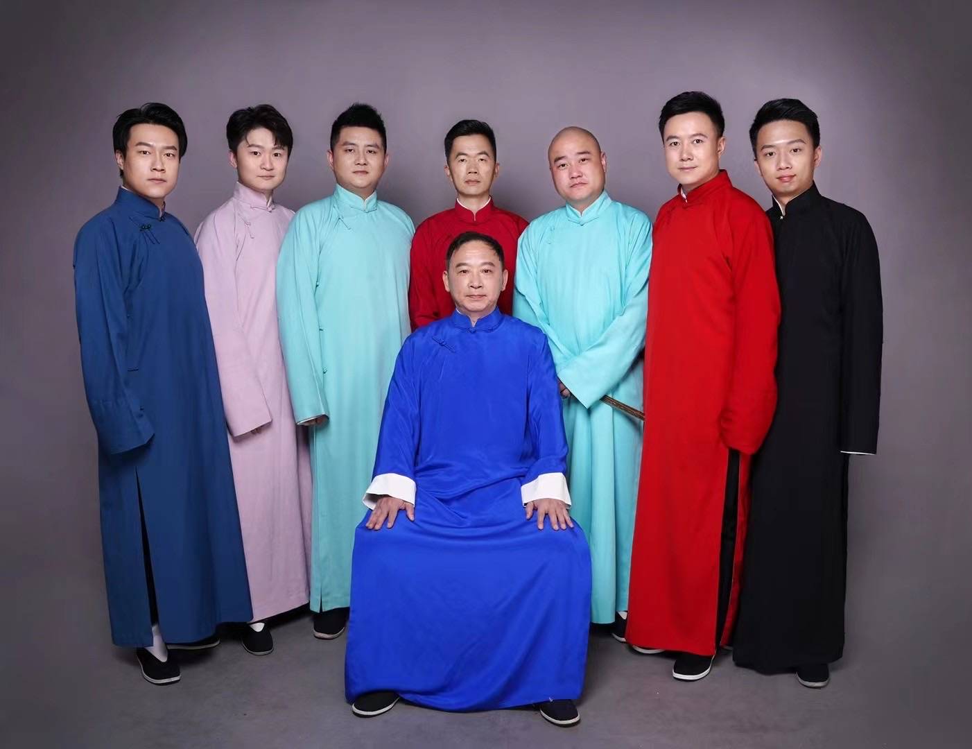 收徒仪式现场,张徐身着师父李立山送的相声大褂登场,他有感而发,"感恩