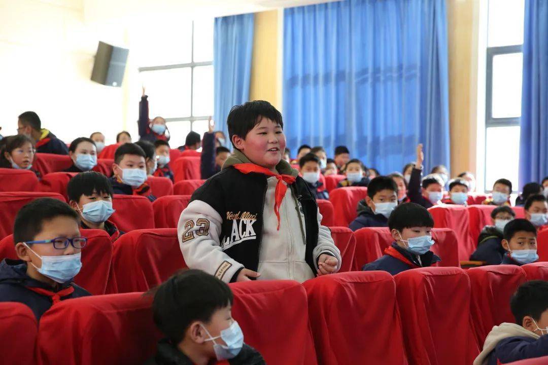 连云港市海州湾小学100多名师生送上了一堂精彩的水上安全知识教育