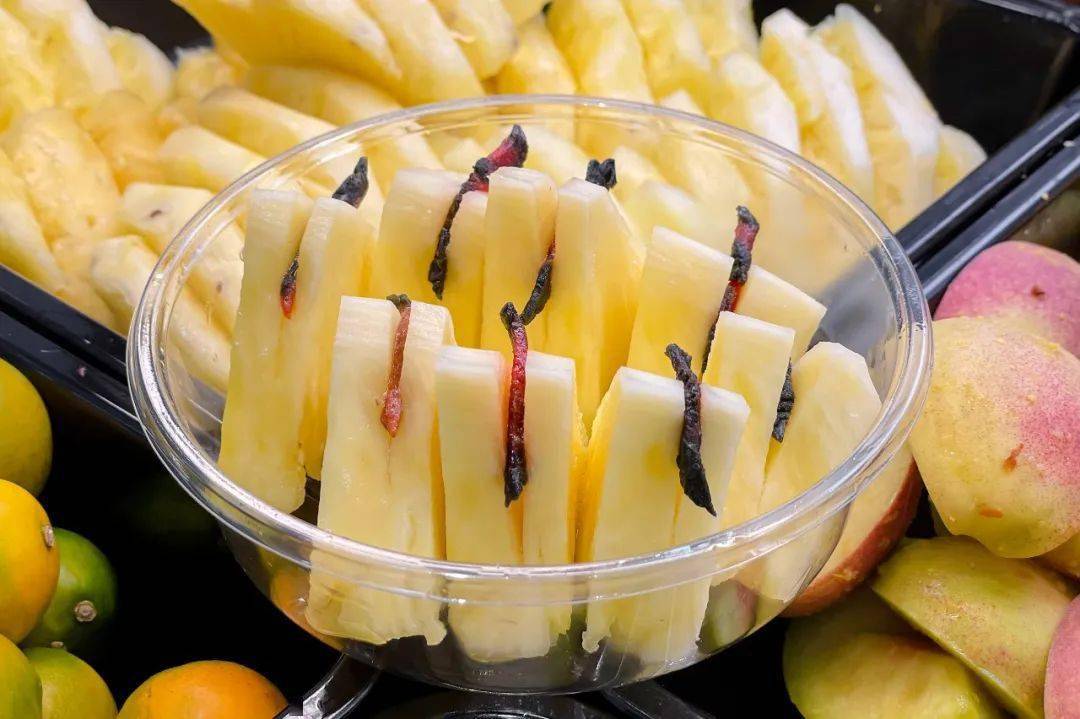 凤梨夹乌梅,番茄夹乌梅…乌梅搭配上自身就是酸甜的水果口感会更佳