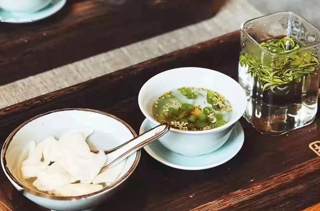 远来的游客还可以尝尝极具地方特色的"南浔三道茶".