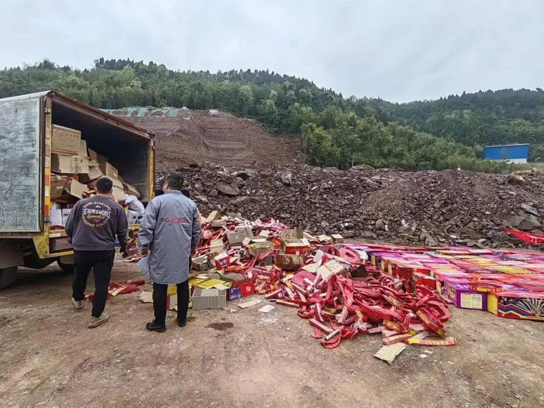 高坪区集中销毁非法烟花爆竹制品_销售_执法人员_产品