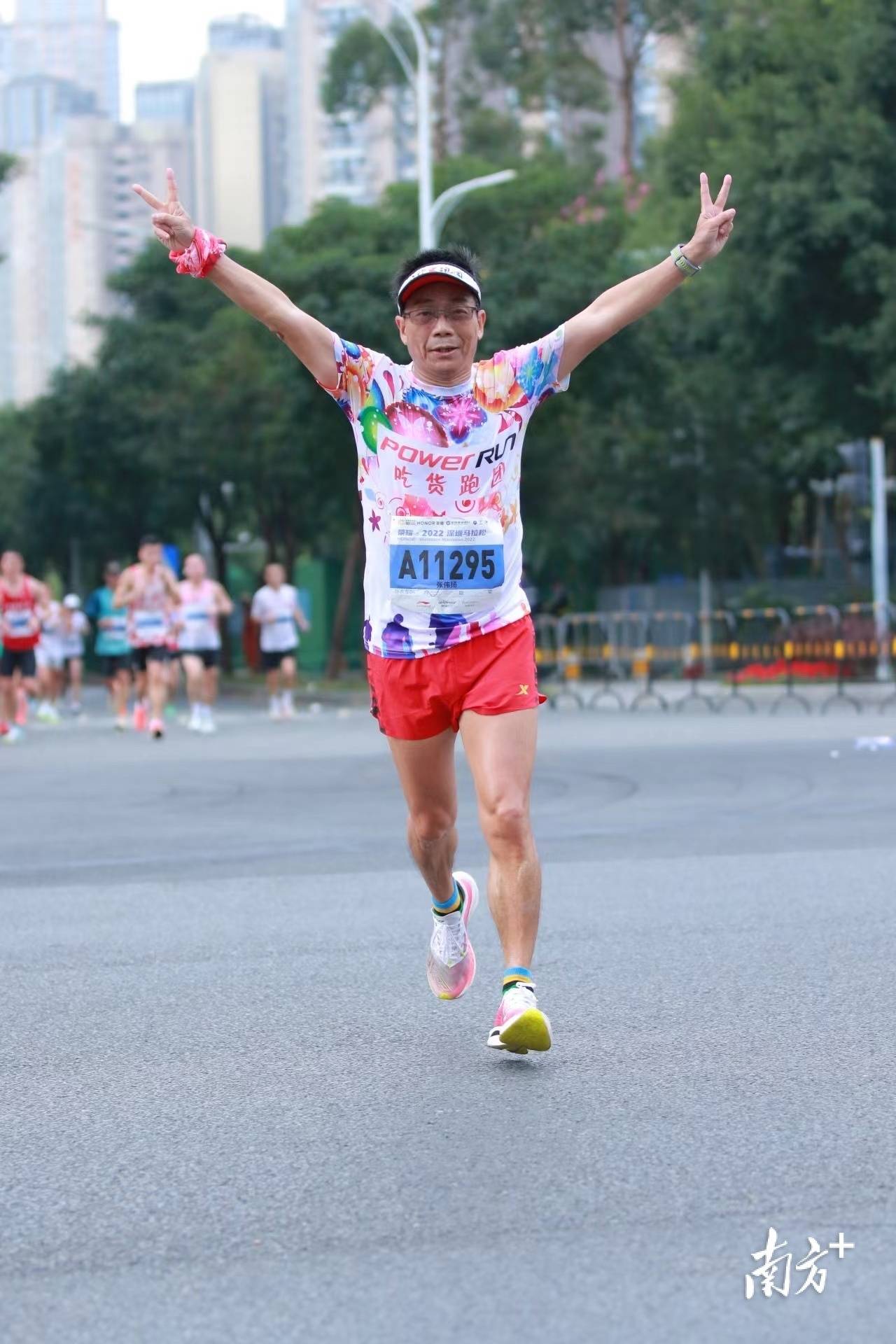 跑手观盐马①丨盐田吃货跑团团长张伟扬：边吃边跑，收获幸福_马拉松_比赛_山海