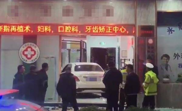 温州一轿车撞击大门闯入医院，院方：司机酒驾，非因医患纠纷 