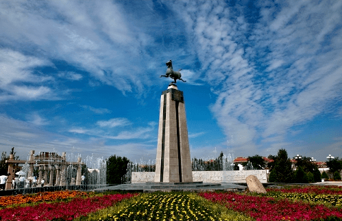 雷台天马巍然接天地,豪气万古长.南楼立正阳,风物阅沧桑.