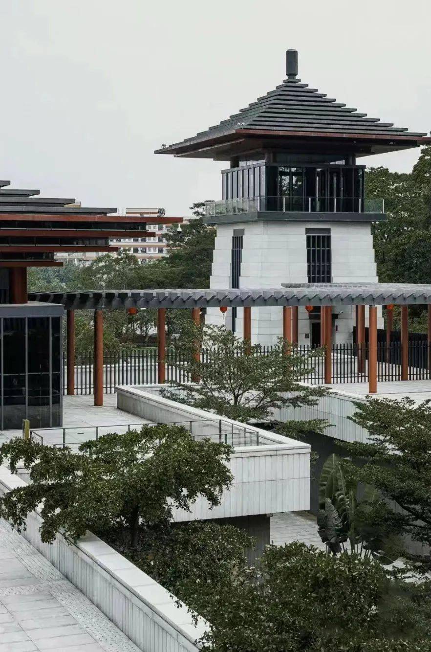 角厥,砖红色连廊,茂密葱郁的绿树,还有南汉唐韵的遗风,近代广州的城市