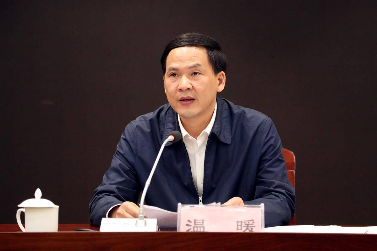 省委党校研究生学历,曾任上虞市委副书记,新昌县代县长,县长,县