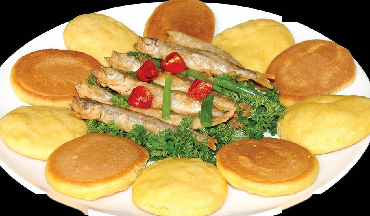 咸鱼饼子海鲜焖子是辽宁大连的一道特色小吃,它主要是用地瓜粉做成