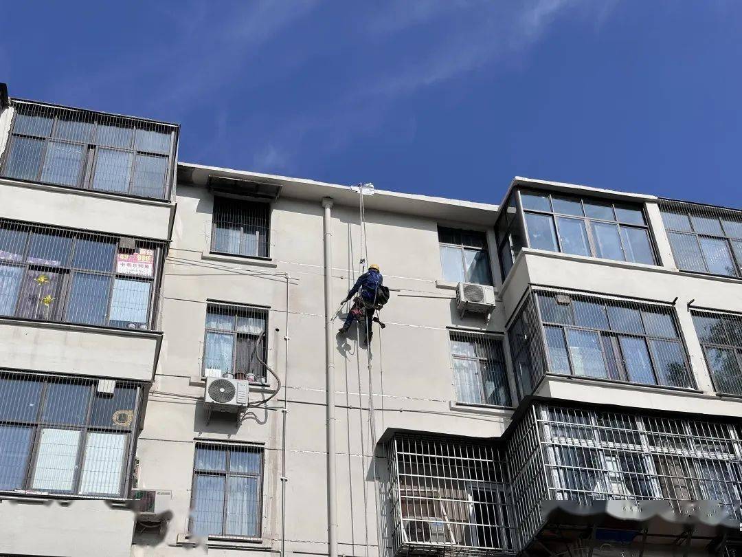 外墙上,一排排白色和黄色的燃气管道整齐排列,各家燃气表统一安装在楼