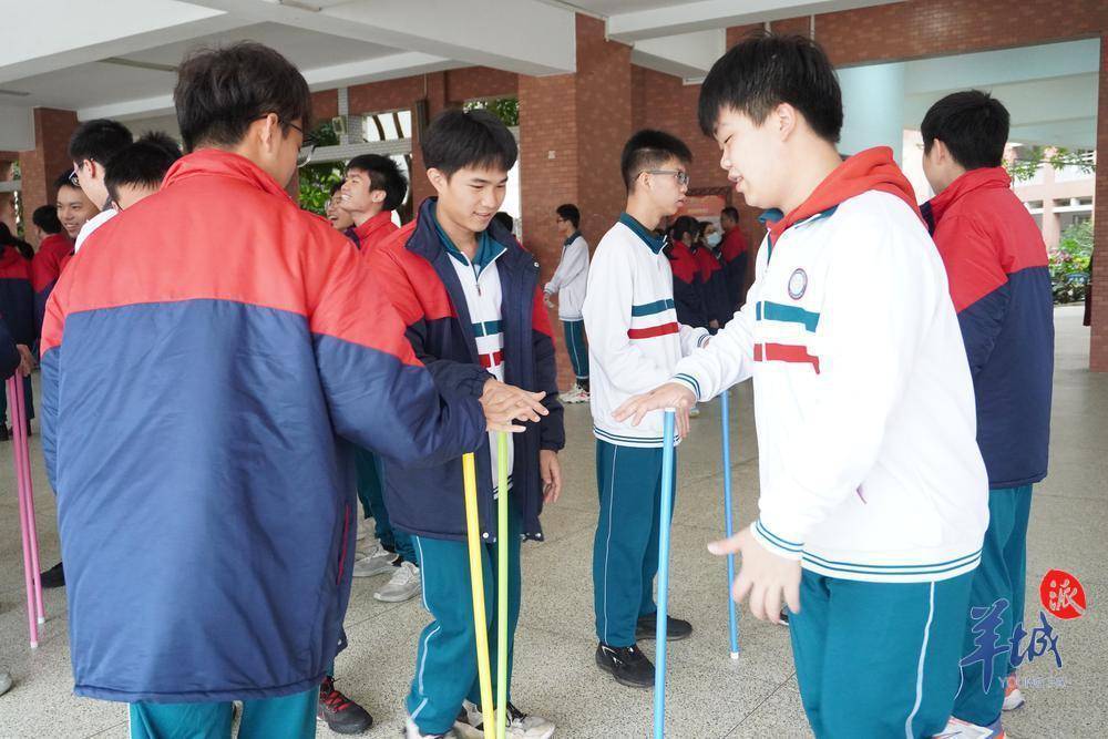 "跳出好心情""运输快乐球""不倒森林"……在南海中学高中部风雨操场内