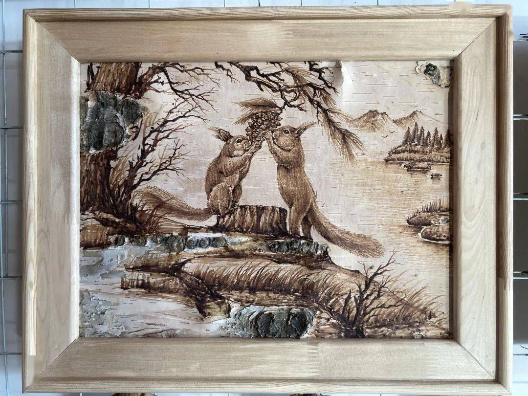 "桦树皮画是我国北方游猎民族的独特手工技艺,具有浓厚的民族特色和