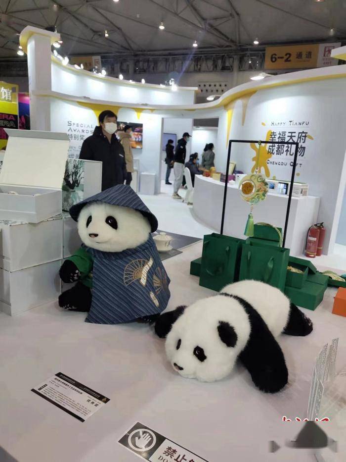 仿真熊猫玩偶热销,一只价格上千,你会买吗?_消费者_中新_财经