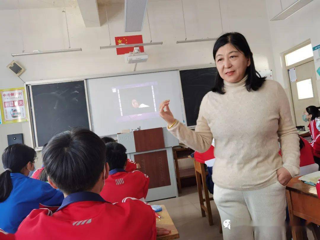 在学校里,张金凤也有自己的小粉丝,总有学生好奇地问她,"老师,你是教