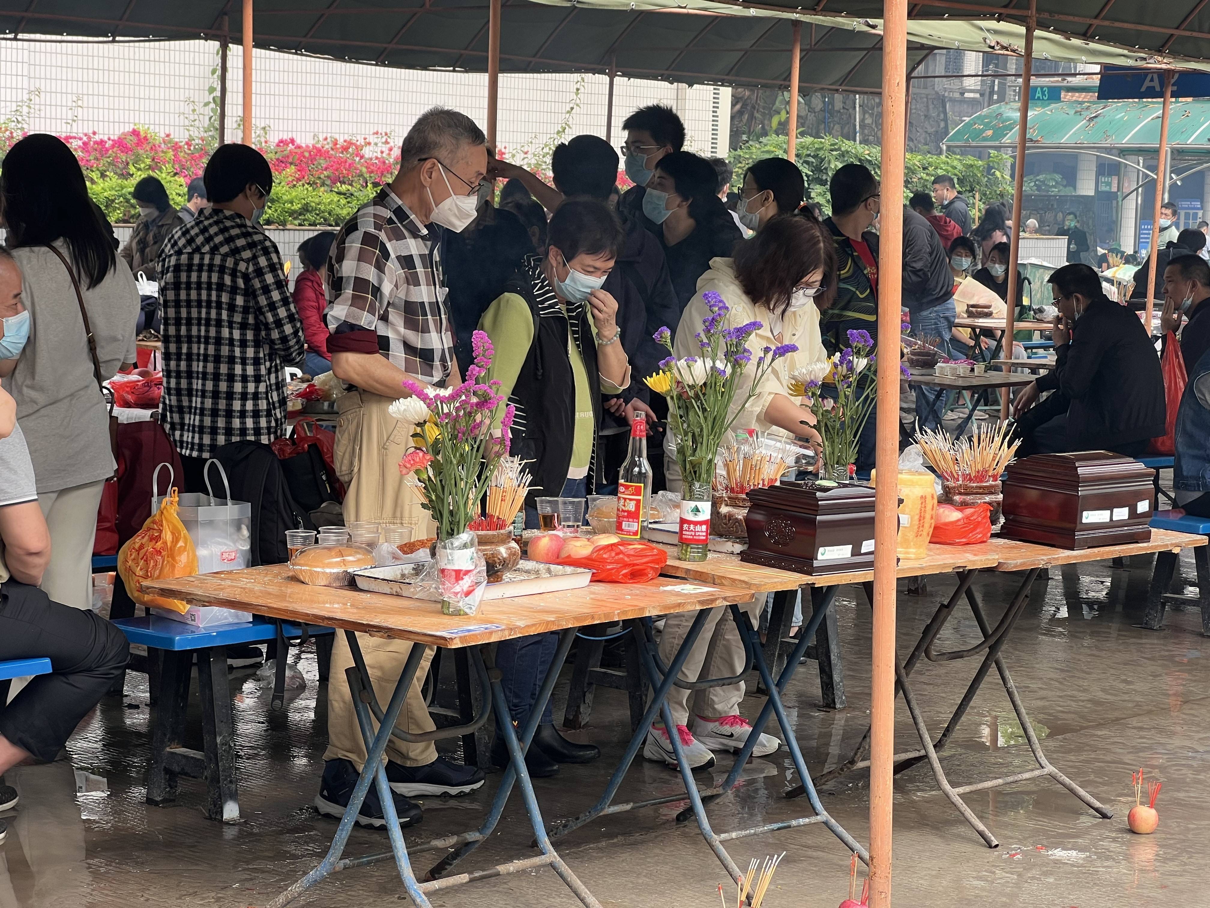 广州迎来祭扫“小顶峰”，那些时间预约量已较饱和