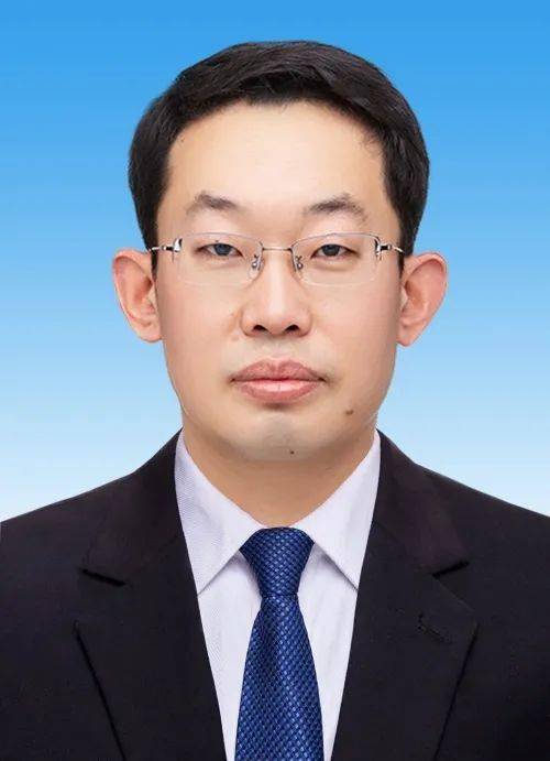 博士研究生学历,现任武强县委副书记,县政府党组书记,县长