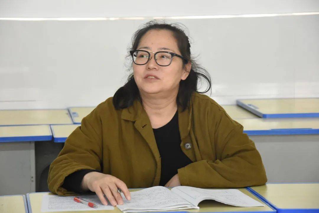 下午的复习备考交流活动中,延安中学的老师们公正客观点评,肯定优点