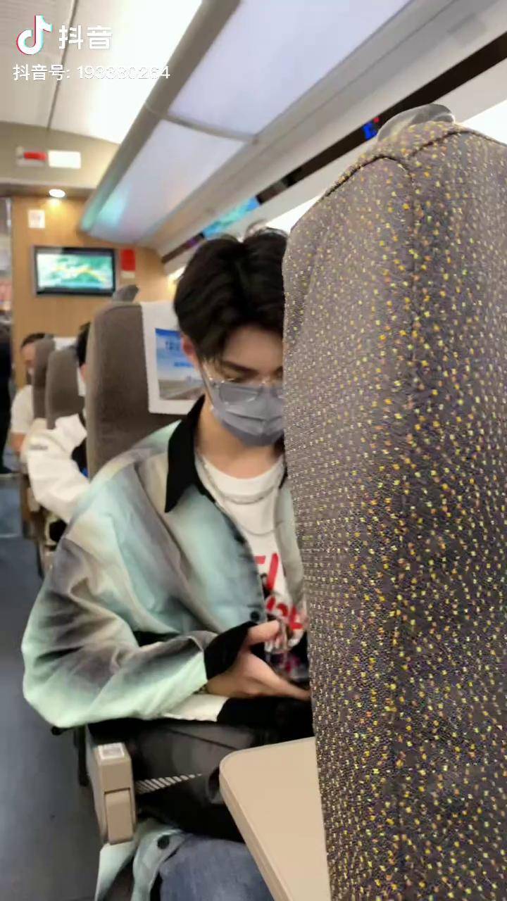 坐动车看到一个帅哥都想去要联系方式了 结果又看到一个果然爱情是