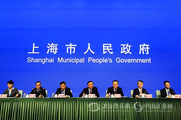 上海市浦东新区副区长杨朝：“我们在浦东等您！”