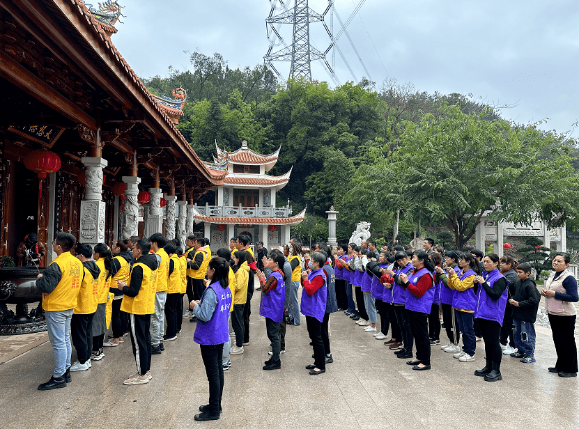 在途经千年古刹泉州慈恩寺时,"寻根之旅"受到寺院僧众的隆重接待.