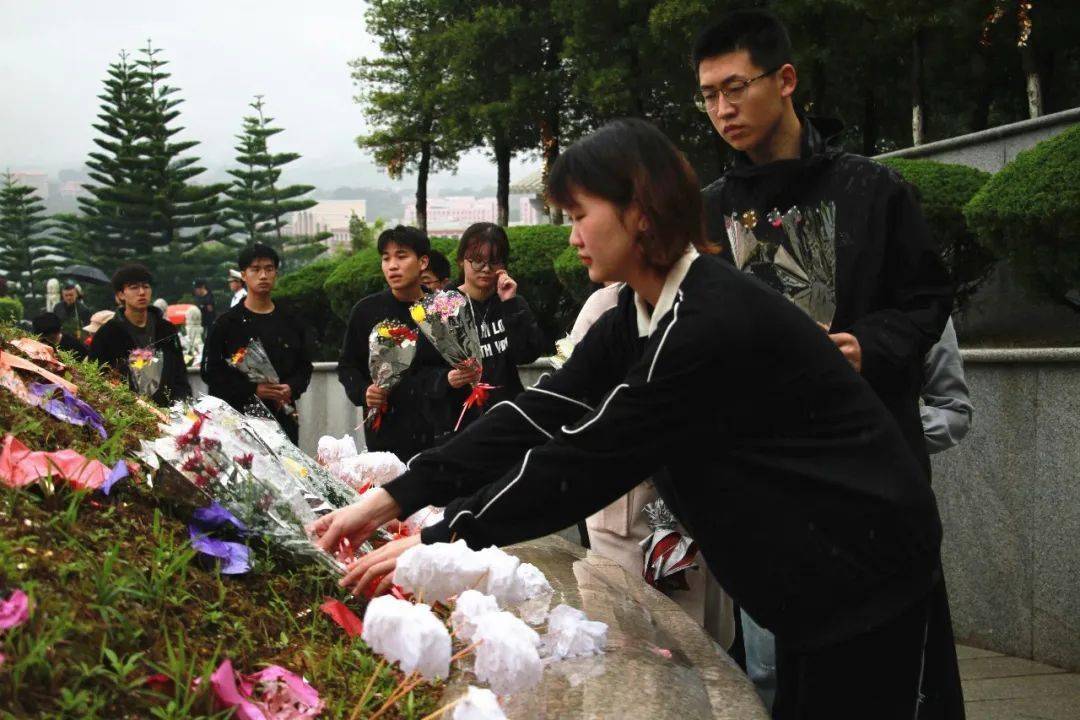 仰恩大学组织清明祭扫活动 缅怀校主吴庆星先生