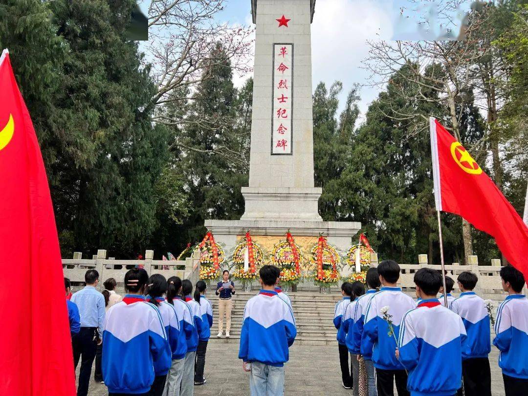 那坡縣德隆鄉初級中學黨支部,校團委,學校少工委到那坡烈士陵園開展了