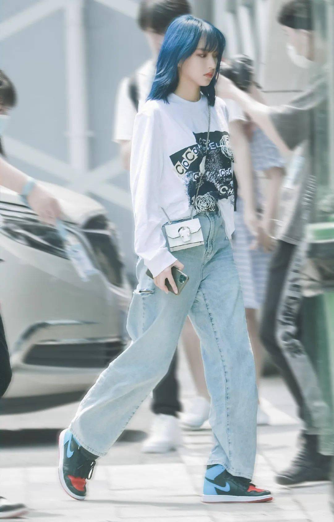蓝发的程潇好美腻,穿白色套装青春时髦,像从漫画中走出来一样_蓝色