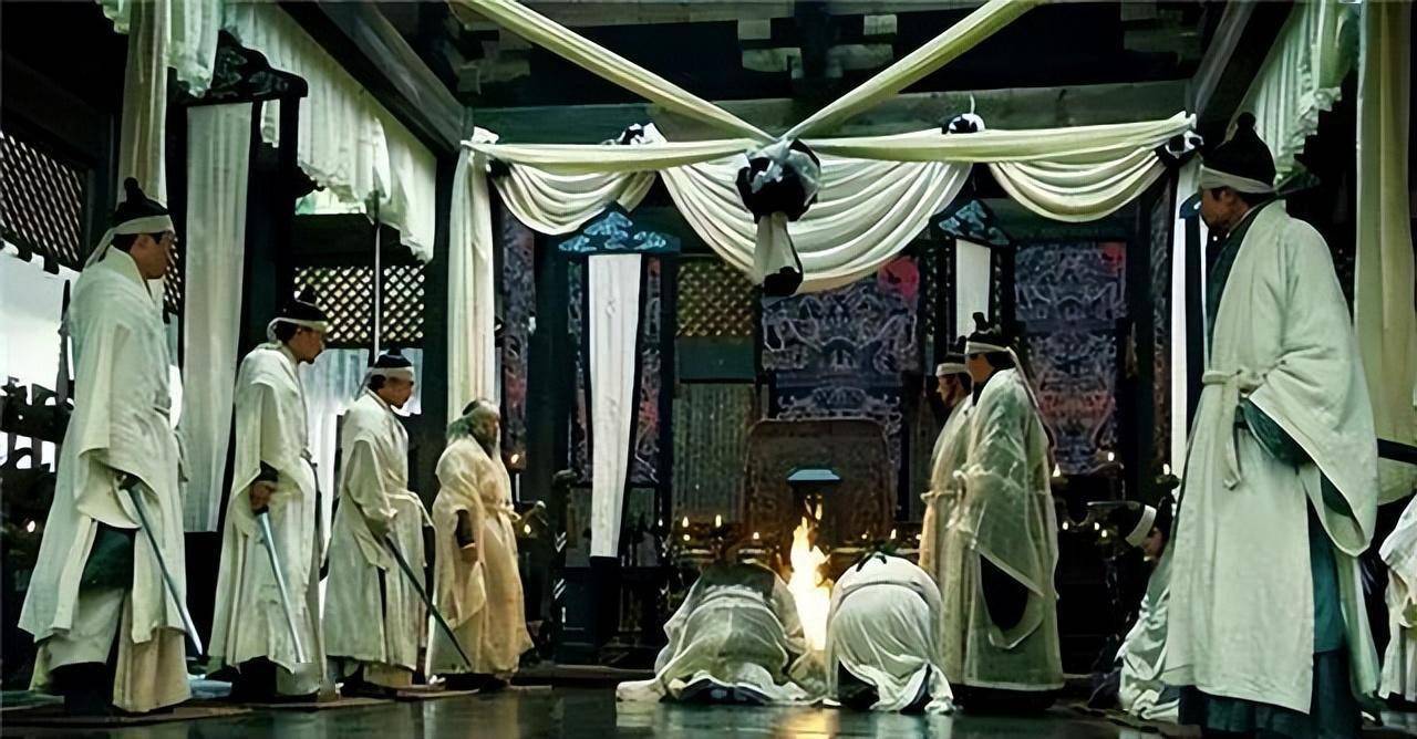 结果,外甥皇帝就轮番派出官员,人人披麻戴孝,在他的门前哭丧,鬼哭狼嚎