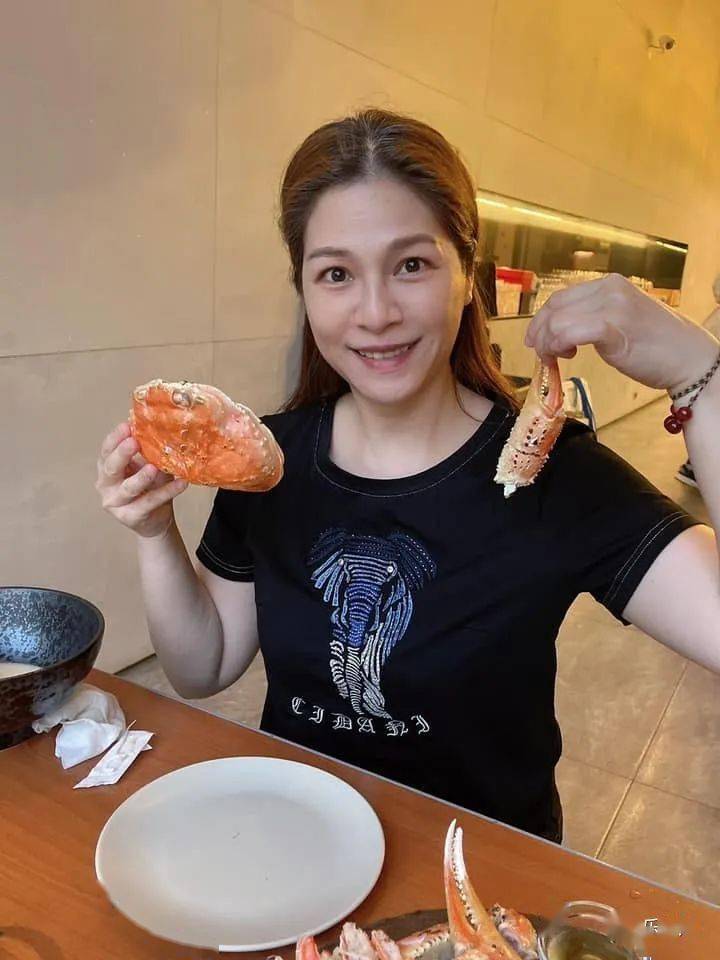 郑智化拄拐杖出行,美貌妻子陪伴在旁太恩爱,不介意老