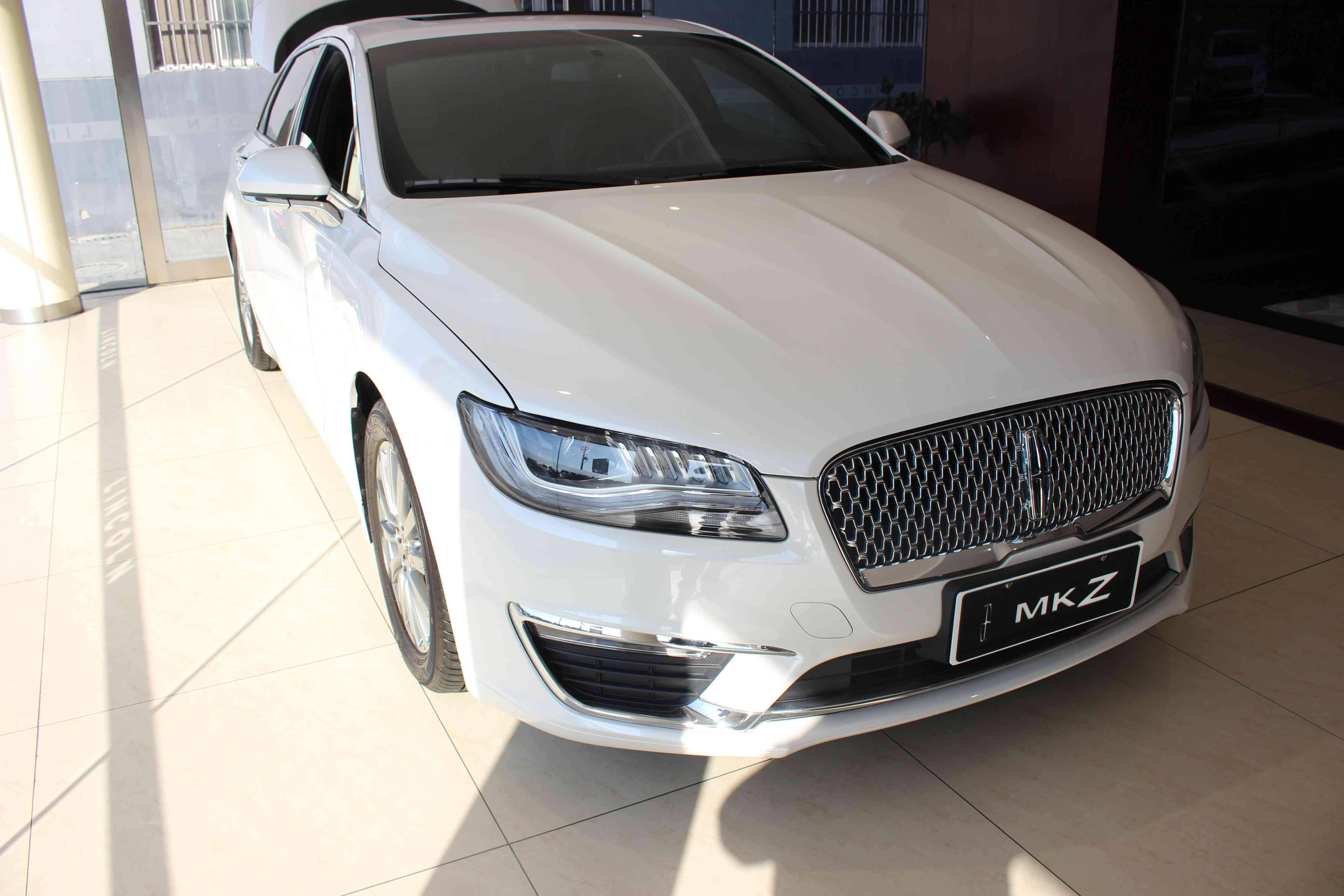 林肯mkz到店实拍,配led大灯 盲点监控,白色车身很大气,配2.