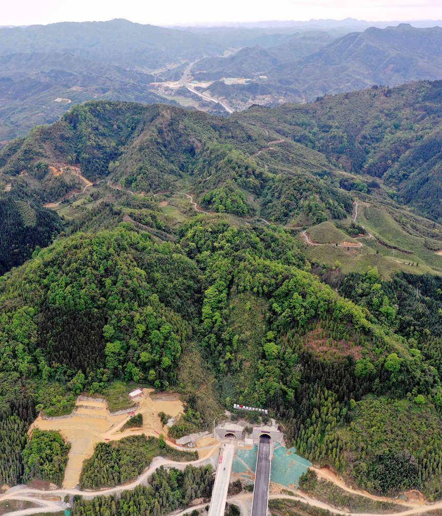 广西河池:天巴高速公路主线全线贯通_天峨县_隧道_凤山县