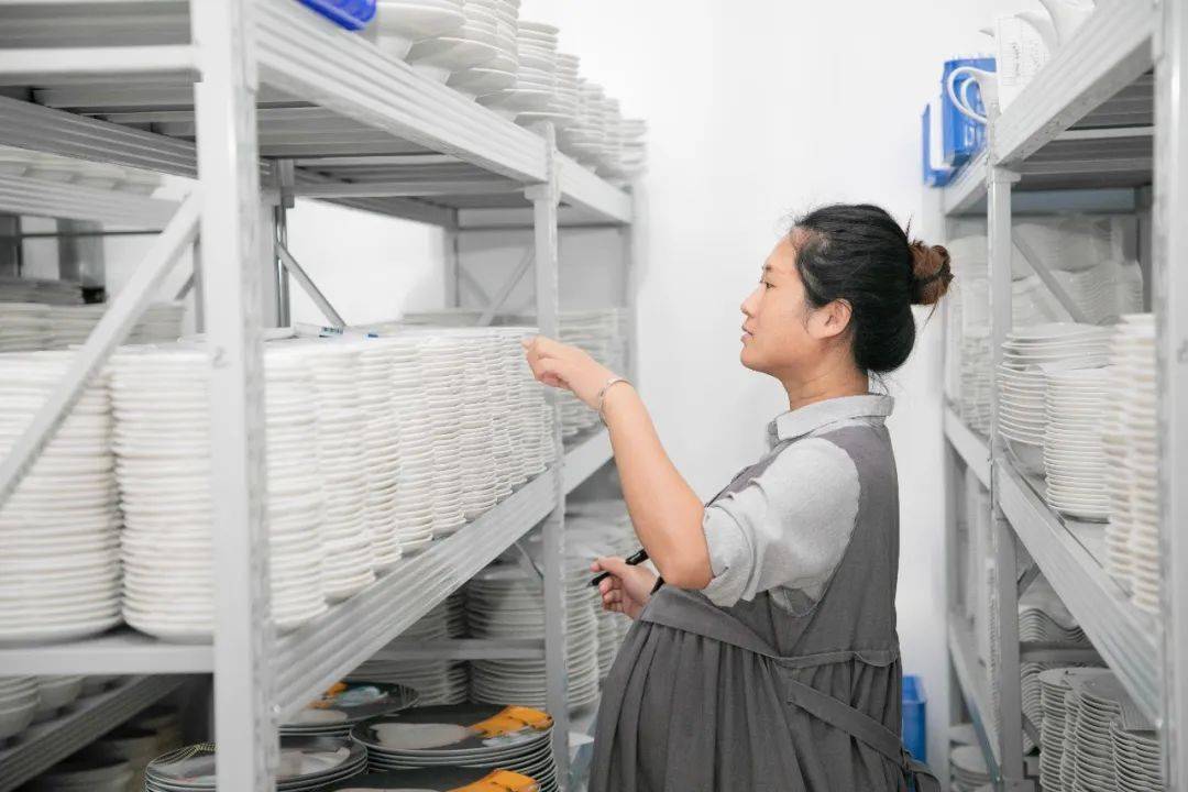 陈小惠是傲途格管事部的员工,2021年和2022年她的婆婆和公公接连生病