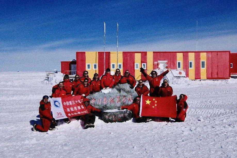 內陸隊在中國南極崑崙站合影(後排左四為顧元元,左五為曹哲毅)在崑崙