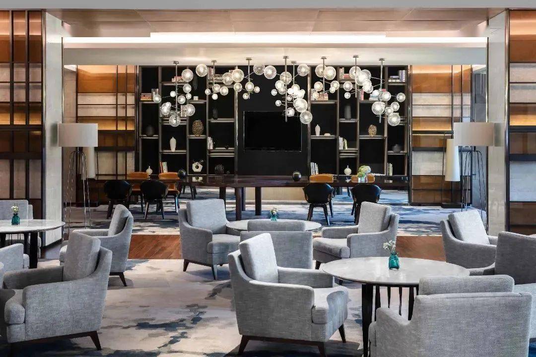 走进酒店大堂,高挑敞亮流线与几何造型,搭配黑金的色调,无不彰显现代