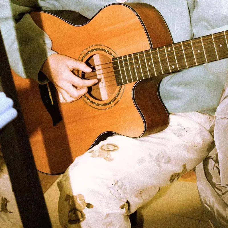 遁入校园任意的角落慰藉和感怀都在吉他的和弦里岁月渲染,记忆临摹