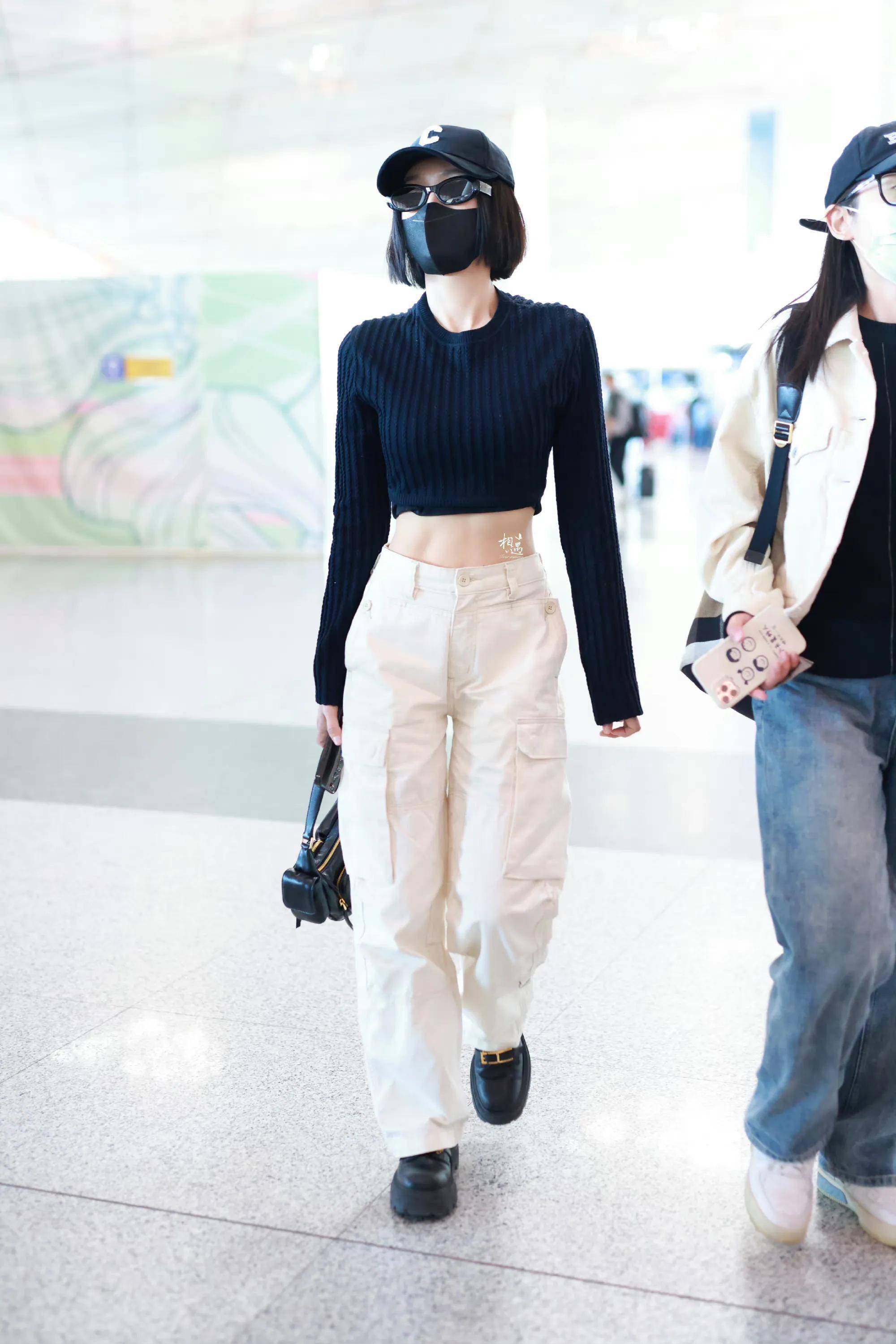 又飒又显年轻的同时,那明晃晃的马甲线我真是慕了