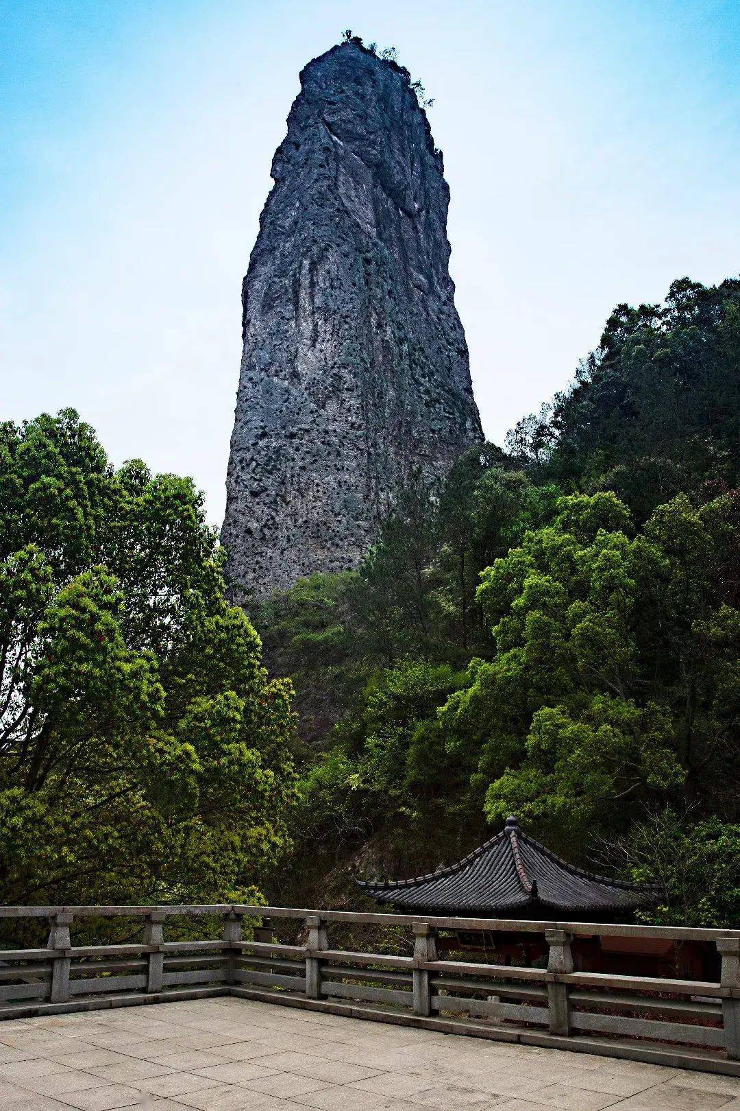 鼎湖峰是縉雲仙都的主角,景區內的山山水都環繞著這座拔地而起的仙山