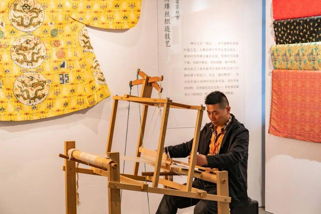 "天孙织锦——丝韵江南"板块以"织"为专题,以宋锦织造技艺,吴江桑蚕丝