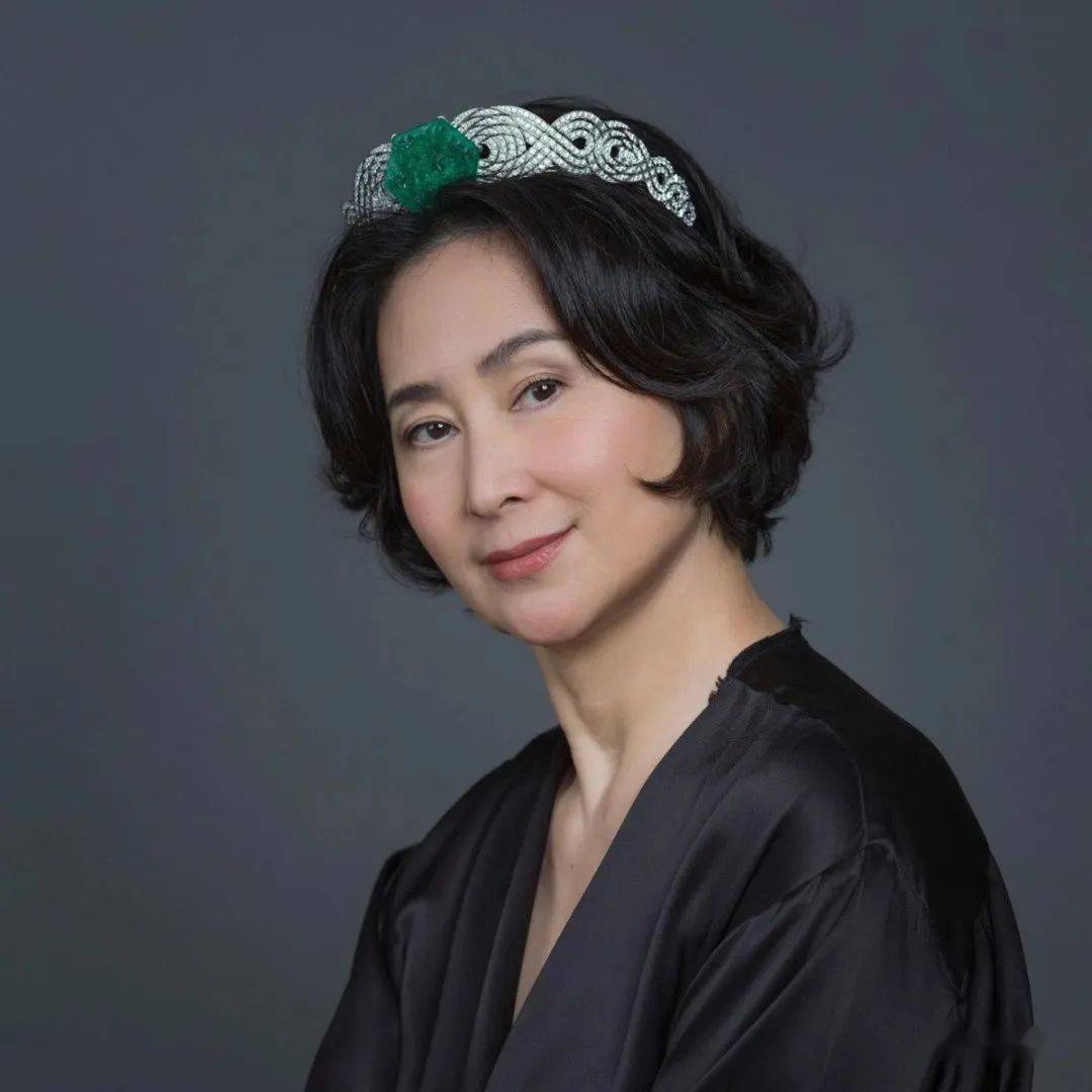 毕竟她是豪门出身,对于珠宝,钻饰从小也算是"耳濡目染,她的母亲蓝琼缨