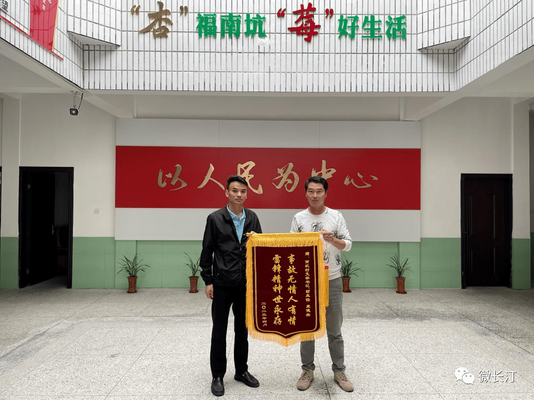 老人不慎落水 村书记奋勇救人_袁健_袁某_摩托车