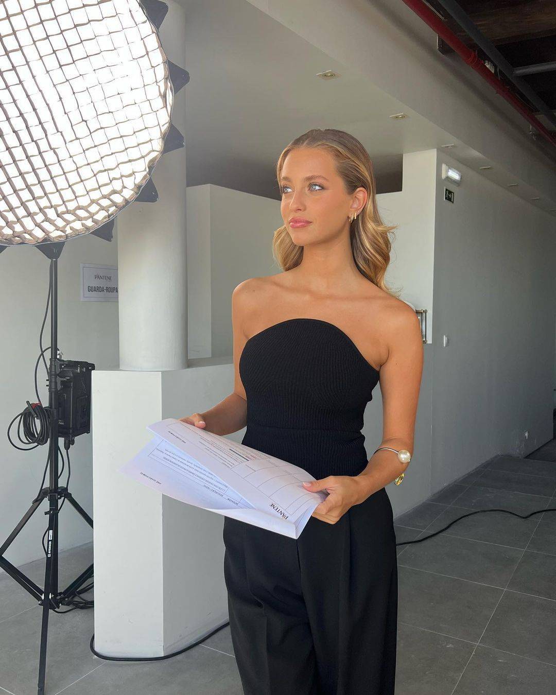 【社交秀】夏天快来了,瓜迪奥拉女儿度假秀性感身材_女友_妻子_一家