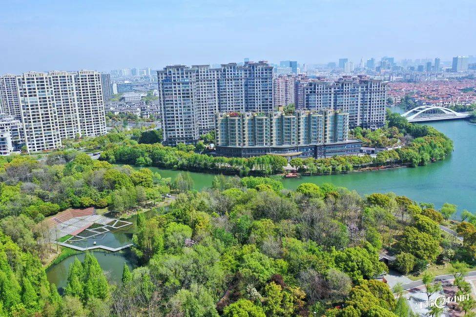 4月10日,航拍江蘇省首批共享公園綠地——張家港市暨陽湖生態園.