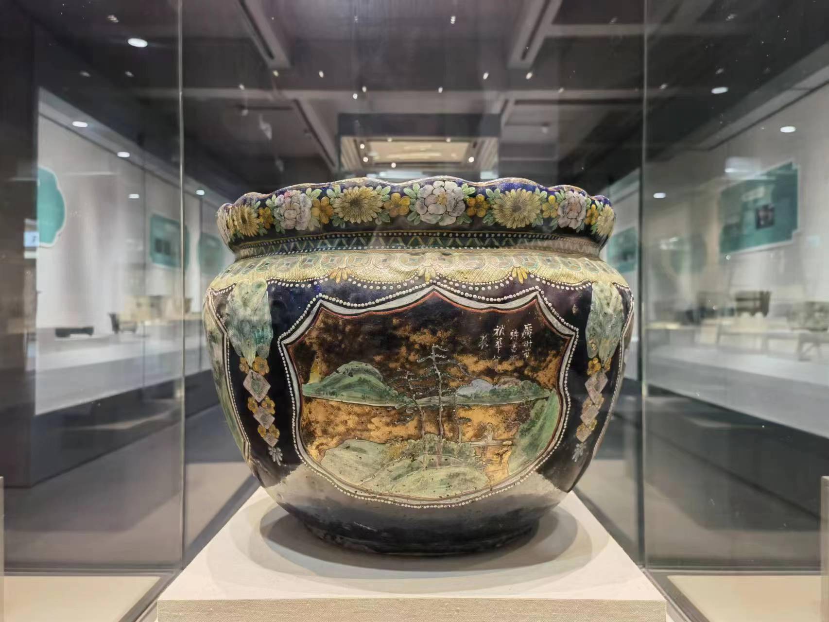 展示石湾园林陶瓷的发展变迁历程,让市民游客近距离了解弥足珍贵的古