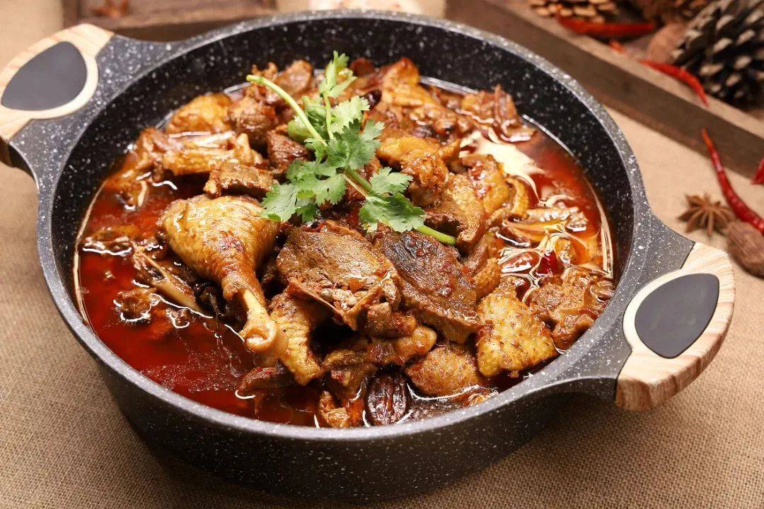 大山焖鸭选用的鸭子都是正宗的旱鸭,经过六种辣椒混合秘制炒焖而成