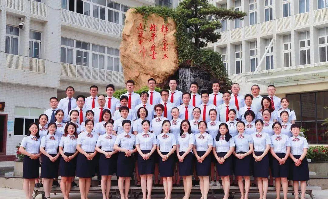 西乡中学拥有一支爱岗敬业,业务精湛,善励会导的教师队伍,现有教职工