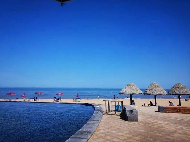 那香海·钻石沙滩浴场全长约2500米,拥有威海首个沙滩无边界泳池,让您