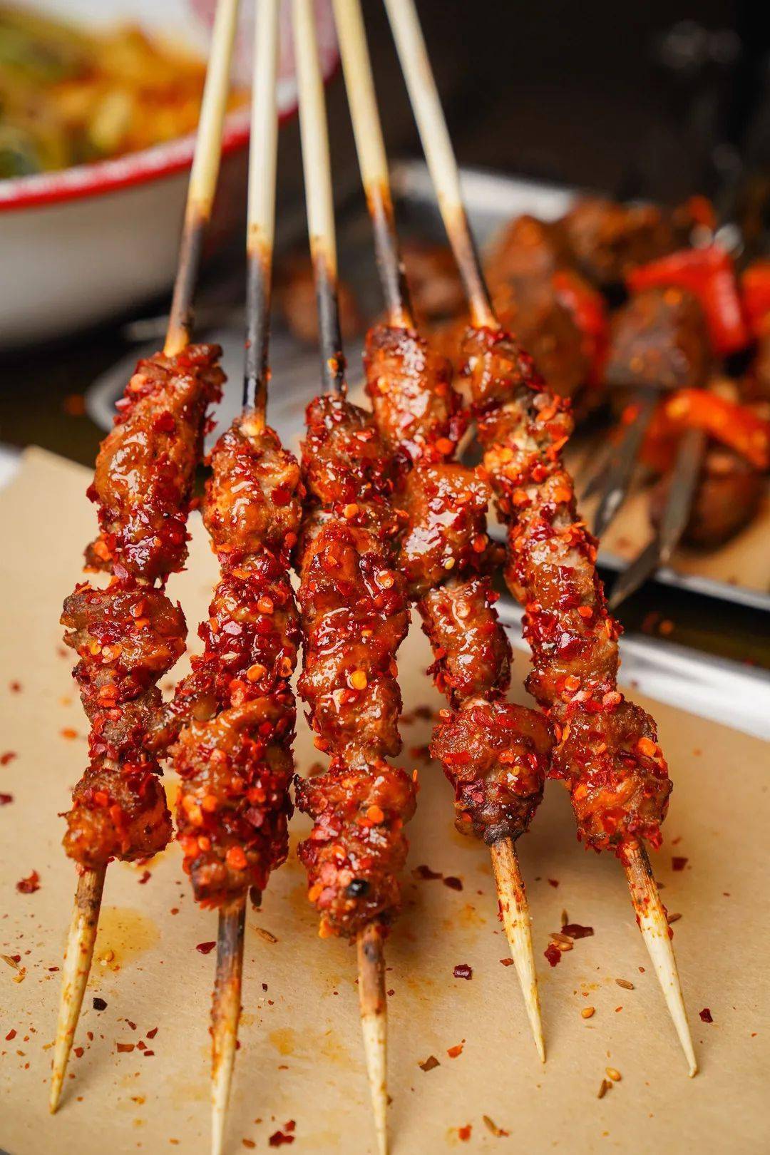 一口焦香爆汁的东北大油边也太令人满足了吧牛肉与秘制辣椒在嘴里缠绵