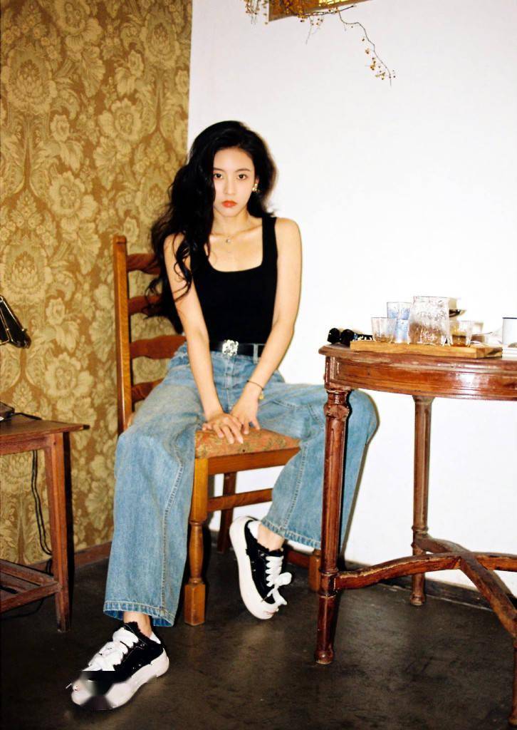 吊带背心成女明星穿搭利器 一秒get纯欲风_鞠婧祎_娜娜_虞书欣